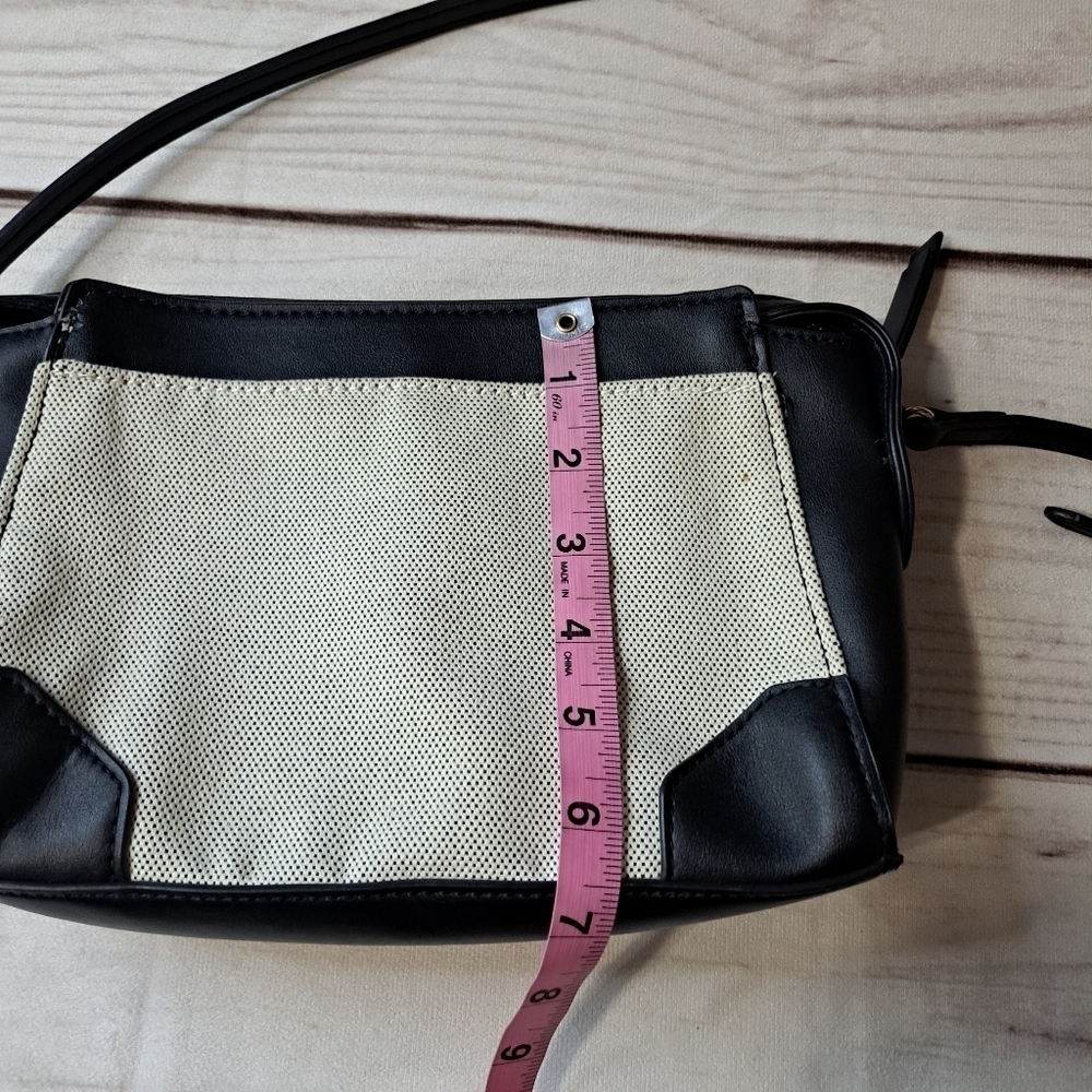 2 FOR 20 SALE Nine West Crossbody Purse Has Beauty Mark On The Back - Picture 5 of 15